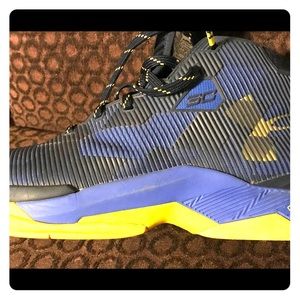 Stephen Curry 2.5 yellow and black athletic shoes